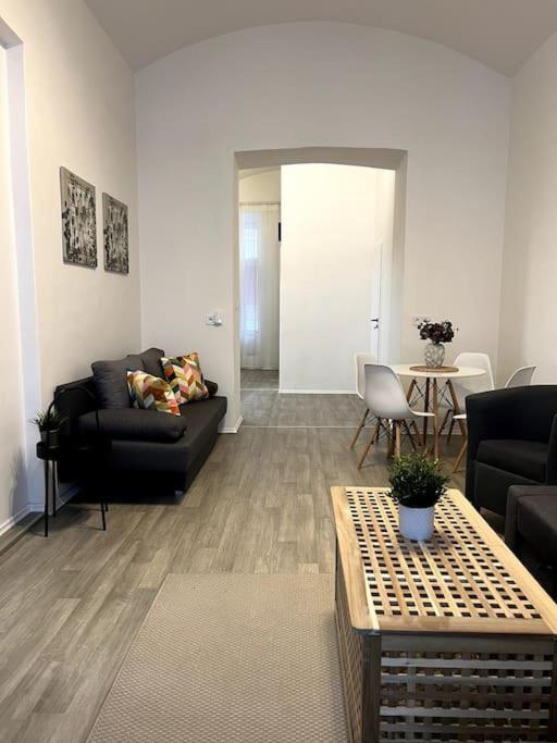 Apartment Cozy One Bedroom Close To City Center 4