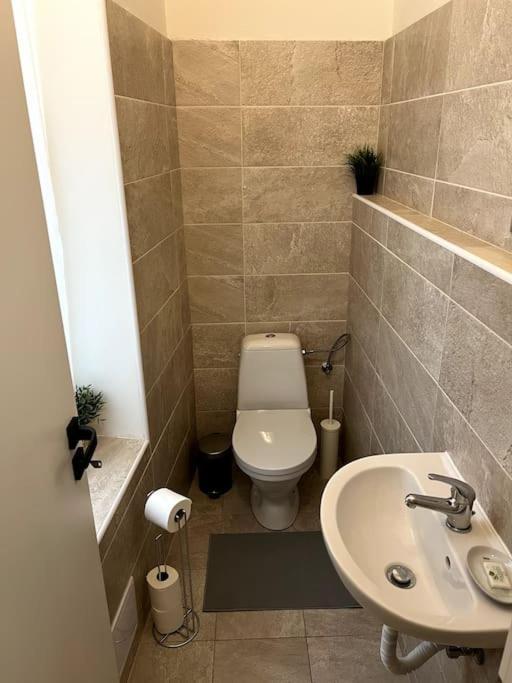 Cozy One Bedroom Close To City Center 4 Apartment *