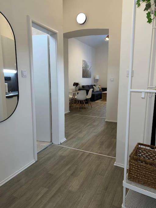 Cozy One Bedroom Close To City Center 4 Apartment